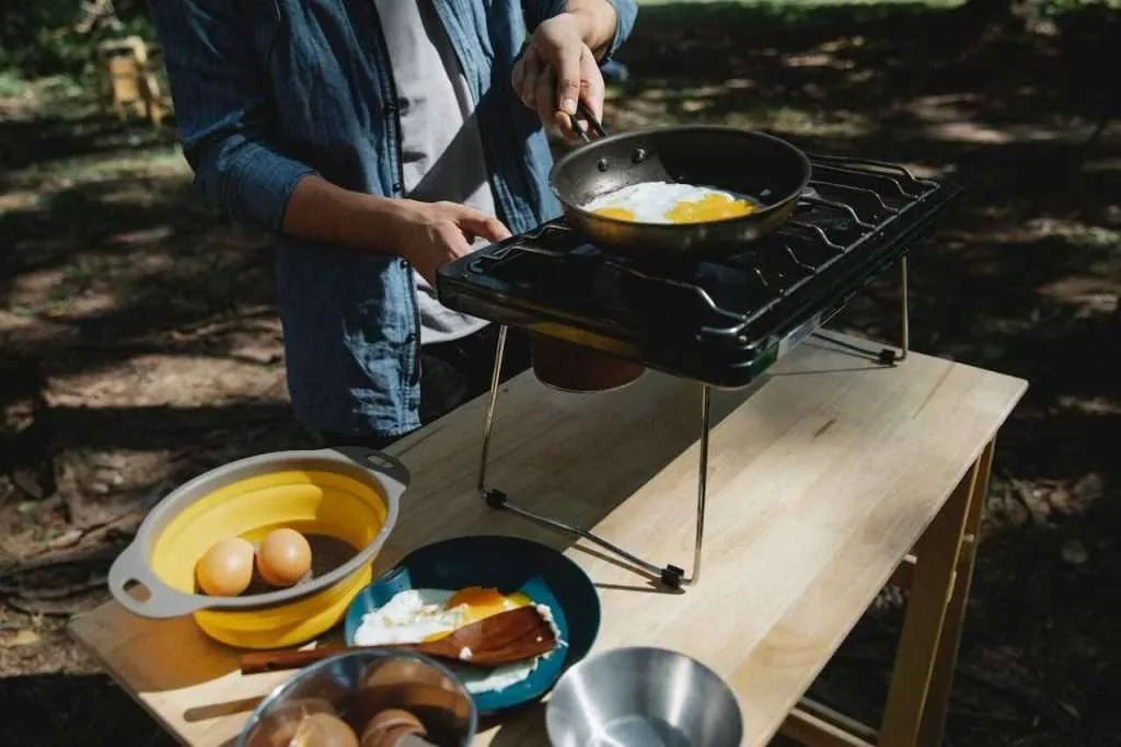 camping frying eggs