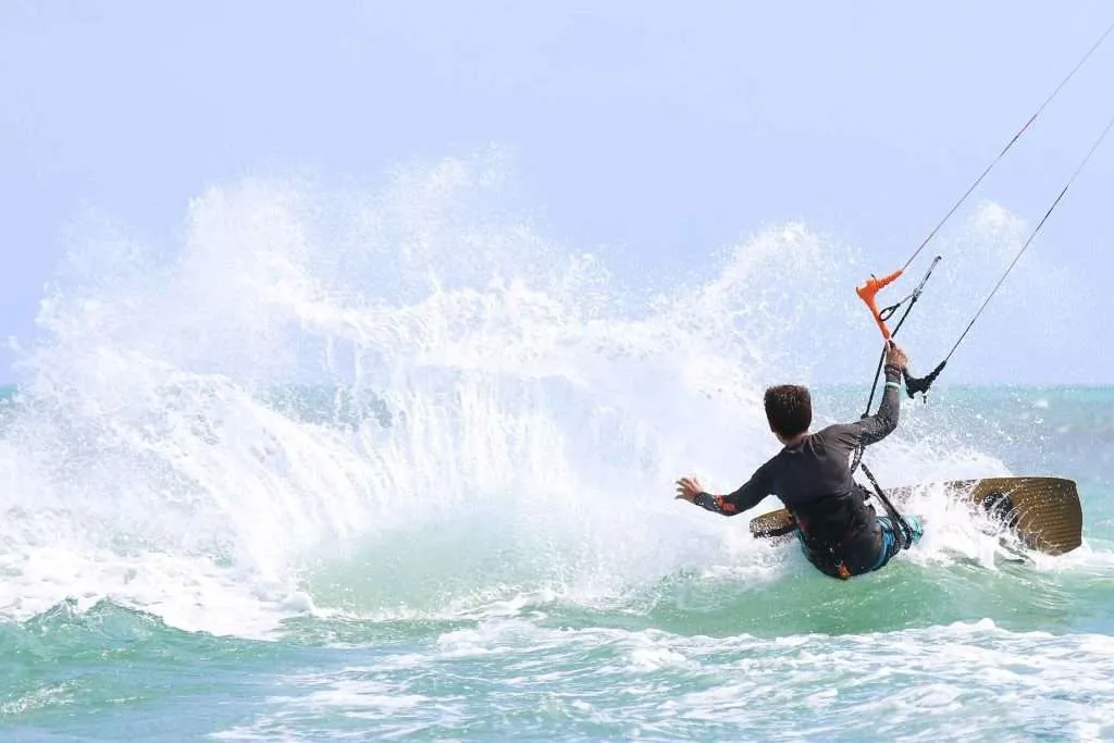 wake surfing wakeboarding