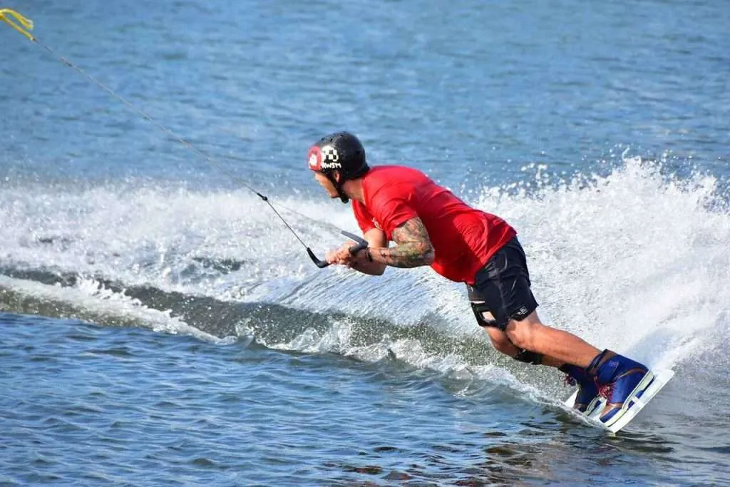 wakeboarding wake surfing