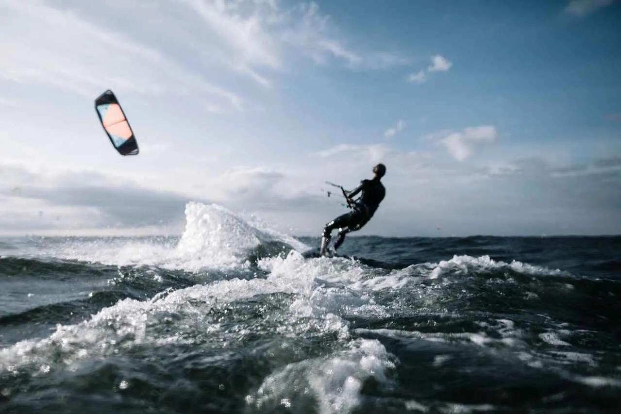 wakesurfing wakeboarding